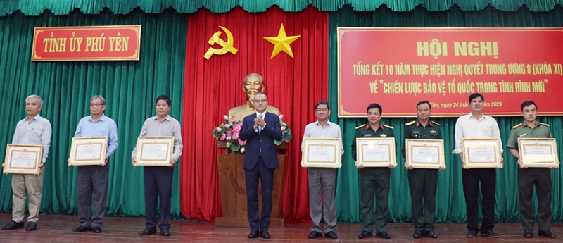Tỉnh ủy Phú Yên khen thưởng các đơn vị, cá nhân có thành tích thực hiện Nghị quyết Trung ương 8. Ảnh: VŨ XUÂN