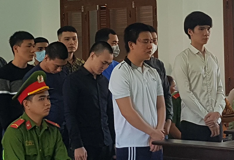 Các bị cáo nghe tòa tuyên án. Ảnh: QUYỀN KHANH