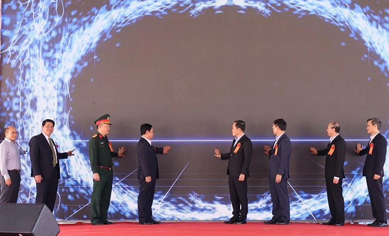 Phó thủ tướng Trần Lưu Quang cùng các lãnh đạo thực hiện nghi thức khánh thành dự án hồ chứa nước Ea H’leo 1. Ảnh: CTV