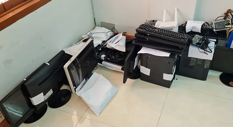 Máy móc, thiết bị mà Bằng, Tín cùng đồng phạm dùng để lừa đảo. Ảnh: CACC