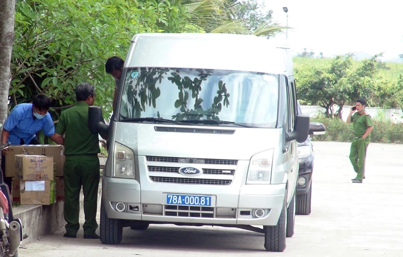 Khám xét, thu giữ tài liệu tại Trung tâm Đăng kiểm 78-02D. Ảnh: VŨ XUÂN