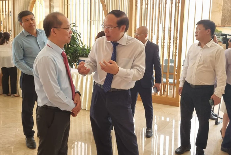 Thứ trưởng Bộ TN&amp;MT Lê Công Thành trao đổi với các đại biểu dự diễn đàn. Ảnh: TẤN LỘC