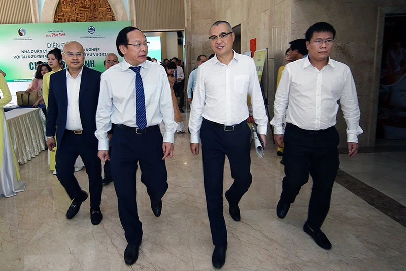 Lãnh đạo Bộ TN&amp;MT, lãnh đạo tỉnh Phú Yên tham dự diễn đàn. Ảnh: BTN&amp;MT