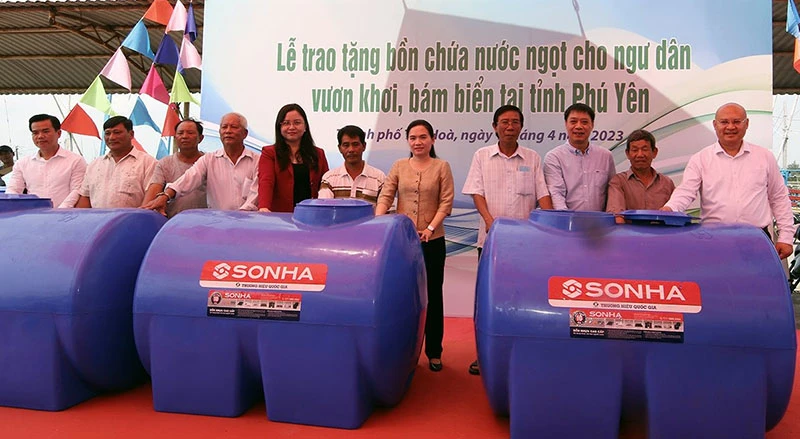 Trao tặng bồn chứa nước cho ngư dân TP Tuy Hòa. Ảnh: BTN&amp;MT