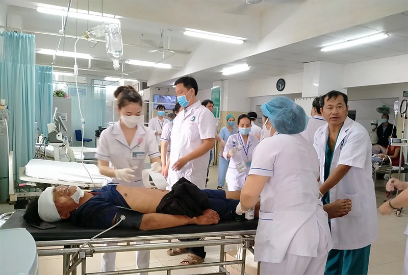 Cấp cứu các nạn nhân tại BV Đa khoa Phú Yên. Ảnh: ANH DŨNG