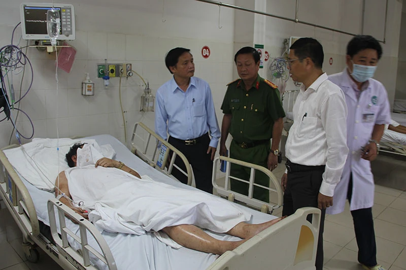 Ông Lê Tấn Hổ, Phó chủ tịch thường trực UBND tỉnh Phú Yên, thăm các nạn nhân đang điều trị tại BV Đa khoa Phú Yên. Ảnh: MINH KHÔI