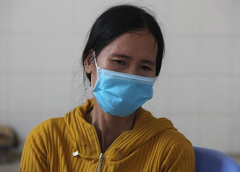 Bà Nguyễn Thị Tuyết đau đớn làm thủ tục nhận thi thể chồng là Nguyễn Văn Lĩnh. Ảnh: MINH KHÔI