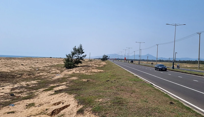 Doanh nghiệp đề xuất nắn đường Hùng Vương để mở rộng diện tích đất ven biển. Ảnh: TẤN LỘC