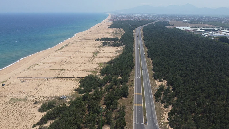 Đường Hùng Vương hiện nay sẽ bị nắn về phía tây một đoạn dài hơn 4 km. Ảnh: MINH KHÔI