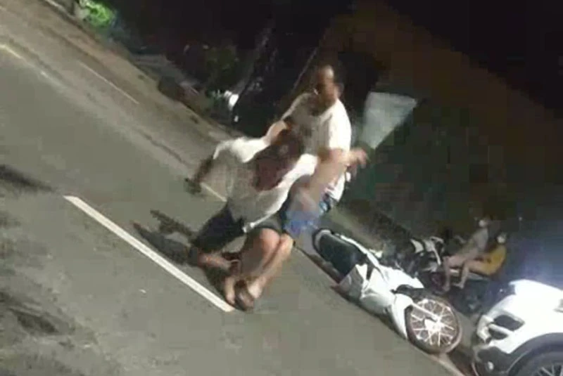 Tài xế ô tô và người điều khiển xe máy đánh nhau sau va chạm giao thông. Ảnh: cắt từ clip do người dân quay.