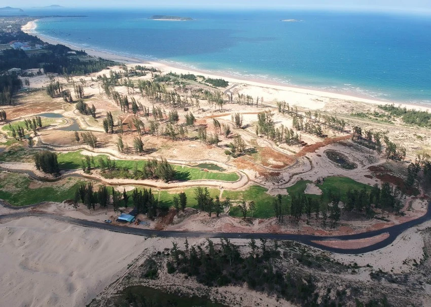 40 ha rừng phòng hộ ven biển ở TP Tuy Hòa bị khai thác, triệt phá để làm dự án trái quy định. Ảnh: TẤN LỘC