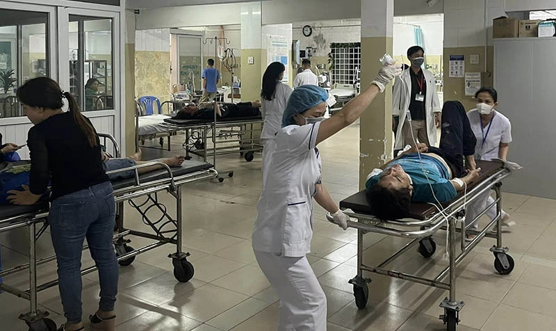 Tiếp nhận cấp cứu các nạn nhân tại BV Đa khoa Phú Yên. Ảnh: BV ĐA KHOA PHÚ YÊN
