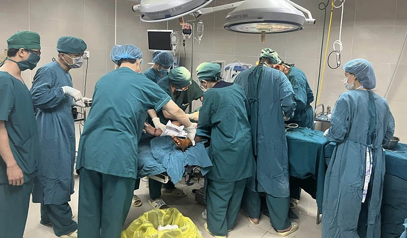 Phẫu thuật các nạn nhân bị thương nặng. Ảnh: BV ĐA KHOA PHÚ YÊN
