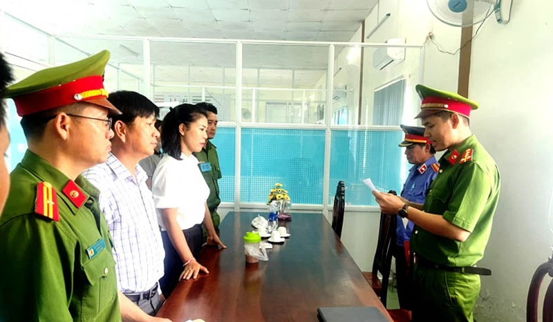 Cơ quan CSĐT Công an tỉnh Phú Yên đọc lệnh bắt tạm giam đối với Ngô Thị Thu Hằng. Ảnh: vkspy.gov.v