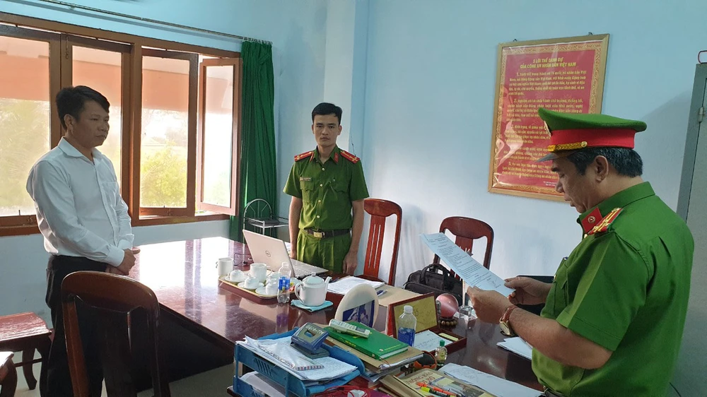 Tống đạt quyết định khởi tố bị can đối với Phan Trung Hiếu, Phó giám đốc Công ty TNHH Đăng kiểm Bách Việt. Ảnh: CACC