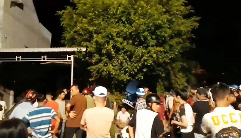 Căn nhà bên đường bị xe khách tông sập. Ảnh cắt từ clip