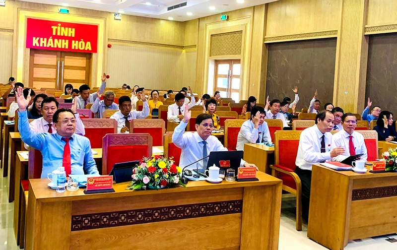 Các đại biểu biểu quyết các nghị quyết quan đẩy nhanh giải ngân đầu tư công. Ảnh: PHƯƠNG ANH