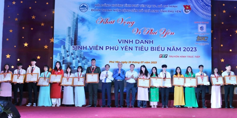 Trao bằng khen của UBND tỉnh Phú Yên cho các sinh viên xuất sắc. Ảnh: HÀ MY