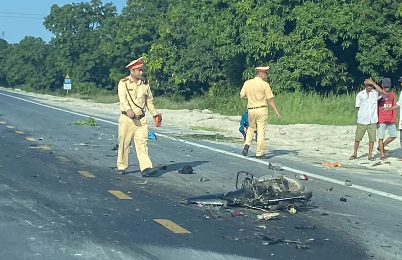 Lực lượng CSGT kiểm tra hiện trường vụ tai nạn. Ảnh: CÔNG THI