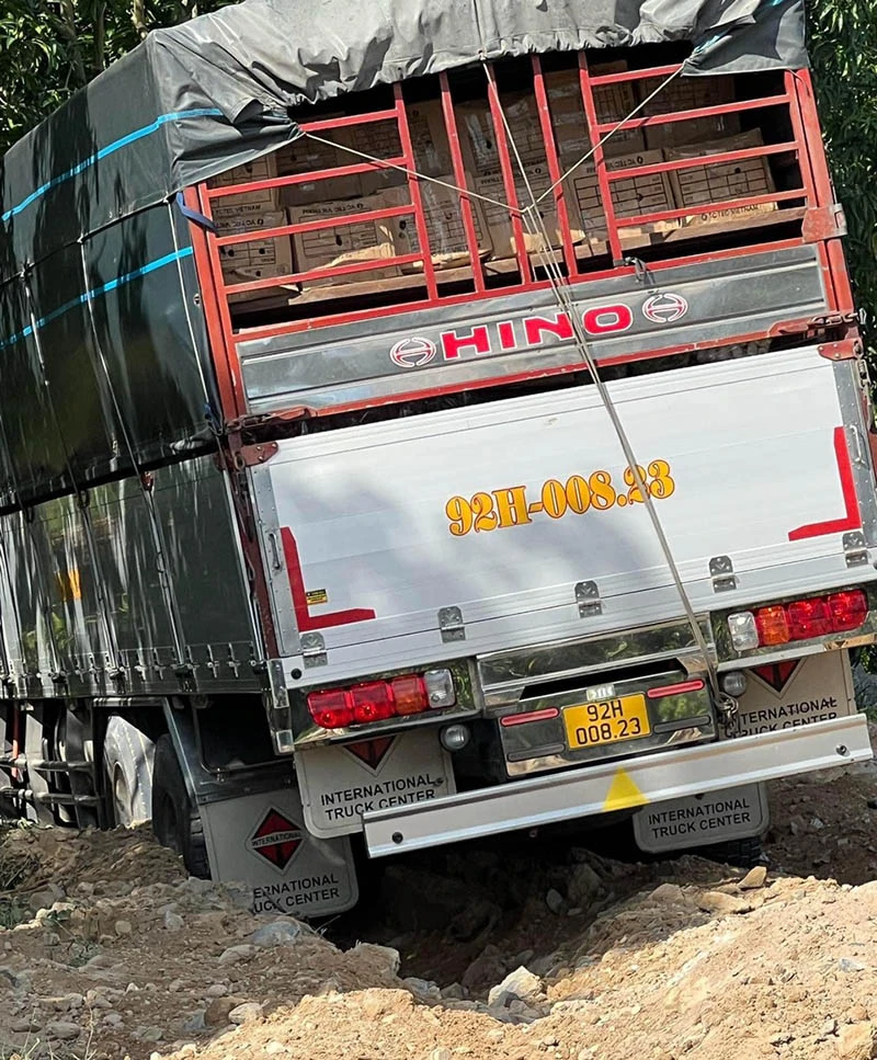 Xe tải lao vào vườn xoài sau khi va chạm với xe máy. Ảnh: CÔNG THI