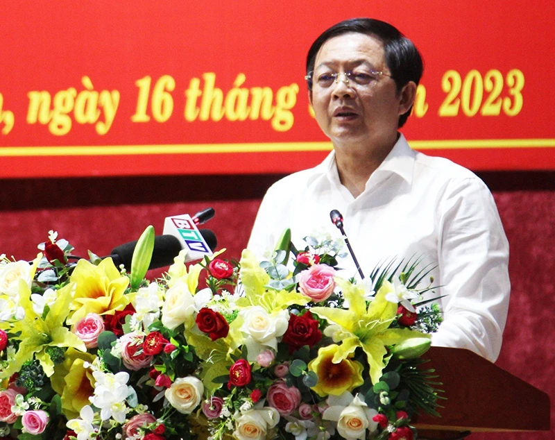 Bí thư Tỉnh ủy Bình Định Hồ Quốc Dũng yêu cầu tập trung đầu tư phát triển du lịch tỉnh này. Ảnh QN