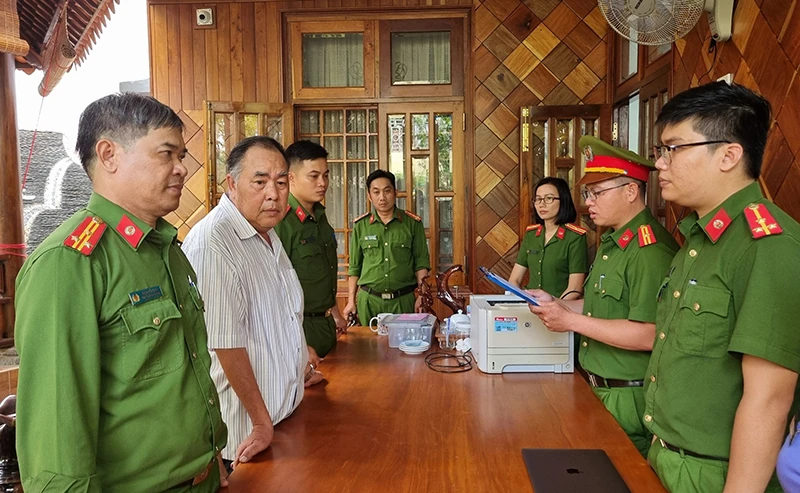 Cơ quan điều tra công bố lệnh khám xét chỗ ở đối với ông Đỗ Duy Vinh. Ảnh: TẤN LỘC