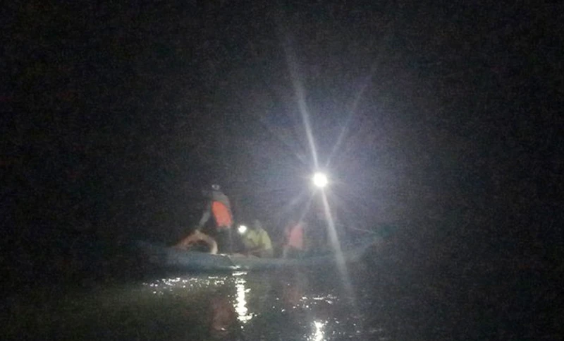 Các lực lượng cứu hộ nỗ lực tìm kiếm các nạn nhân xuyên đêm vụ lật xuồng ở Phú Yên.