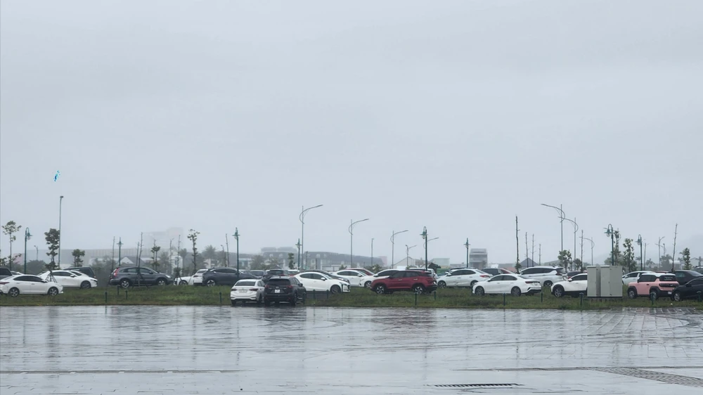 Công viên khu vực trung tâm hành chính được nhiều người đưa xe đến tránh lũ. Ảnh: NGUYỄN DO