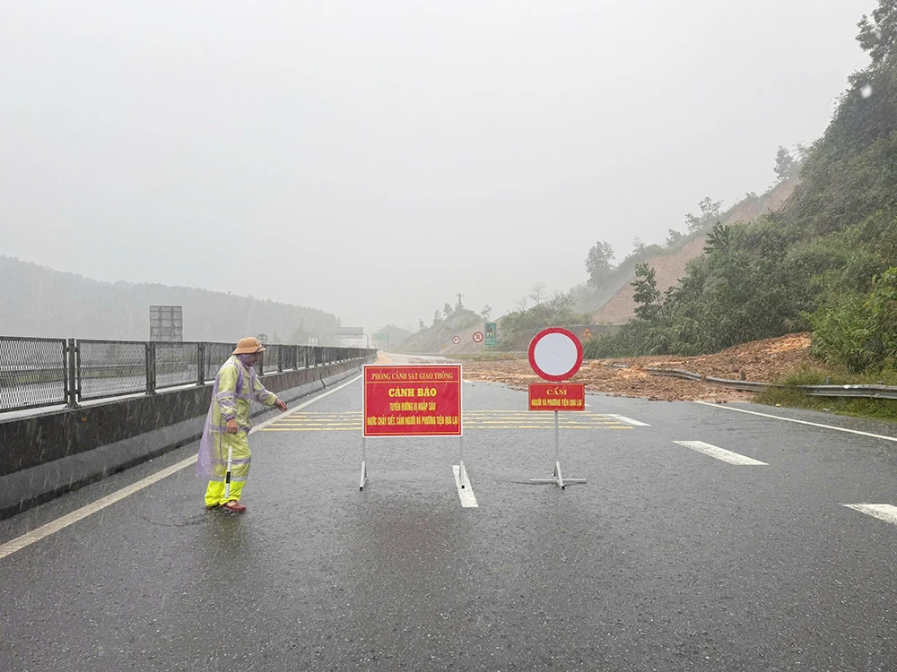 Mưa đặc biệt to ở Huế, lũ tràn qua cao tốc La Sơn-Túy Loan ảnh 6