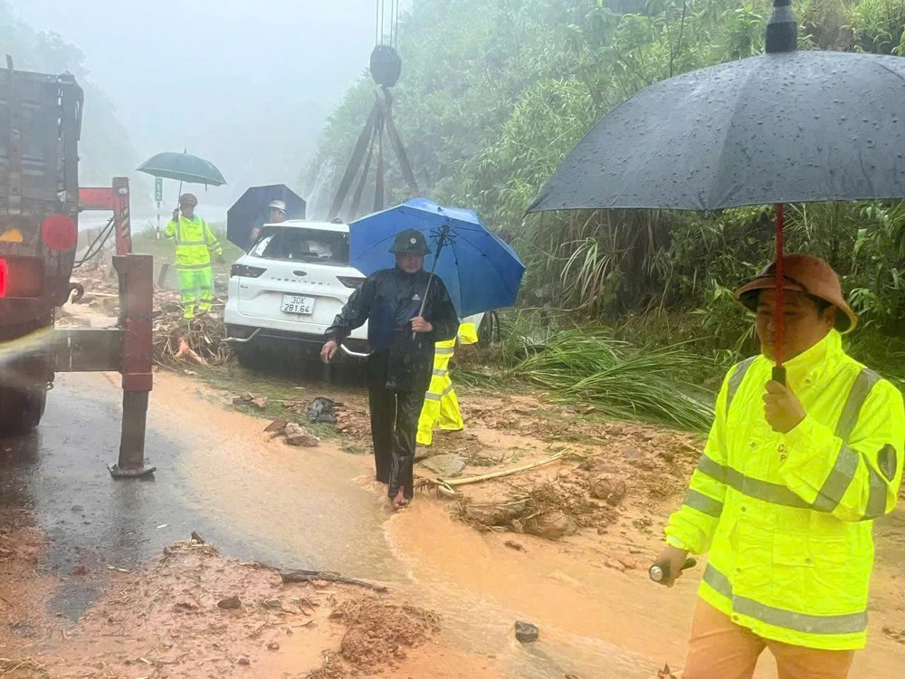 Mưa đặc biệt to ở Huế, lũ tràn qua cao tốc La Sơn-Túy Loan ảnh 7