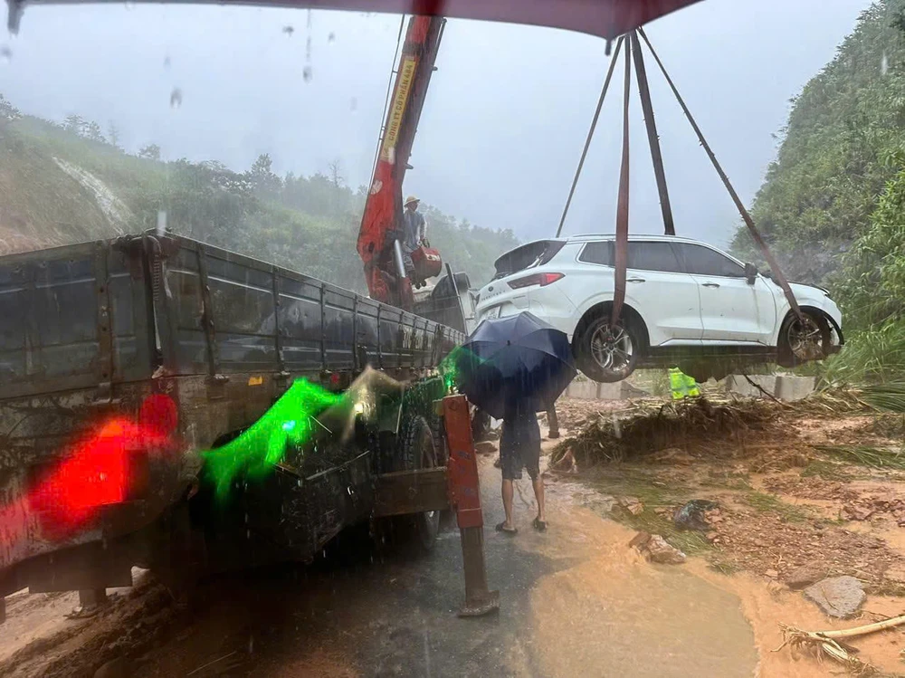 Cao tốc La Sơn - Hòa Liên đoạn qua địa phận TP Huế bị sạt lở, lực lượng chức năng đang chốt chặn, xử lý.