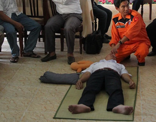 Diễn tập sơ cứu trên biển cho ngư dân ảnh 1