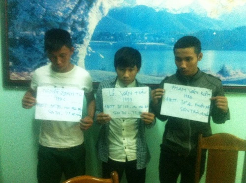 Ngồi tâm sự với bạn gái, bị gí dao cướp iPhone ảnh 1