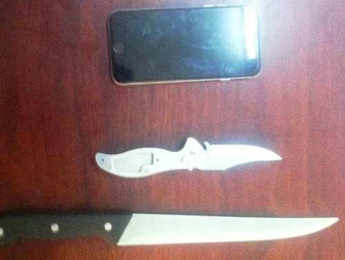 Ngồi tâm sự với bạn gái, bị gí dao cướp iPhone ảnh 2