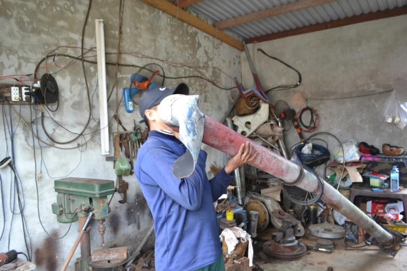 Tàu cá Trung Quốc ném pin, tông sập mái cabin tàu cá Việt Nam ảnh 6