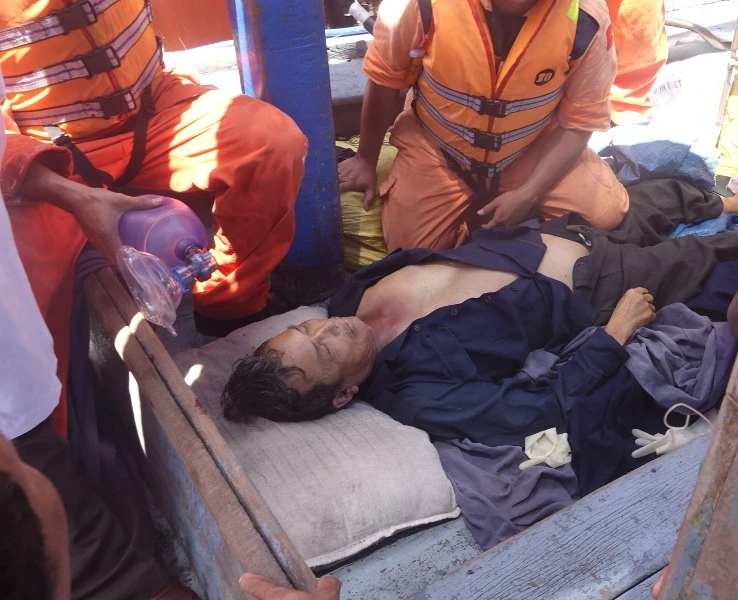 Cấp cứu ngư dân bị đứt tai trên biển ảnh 1