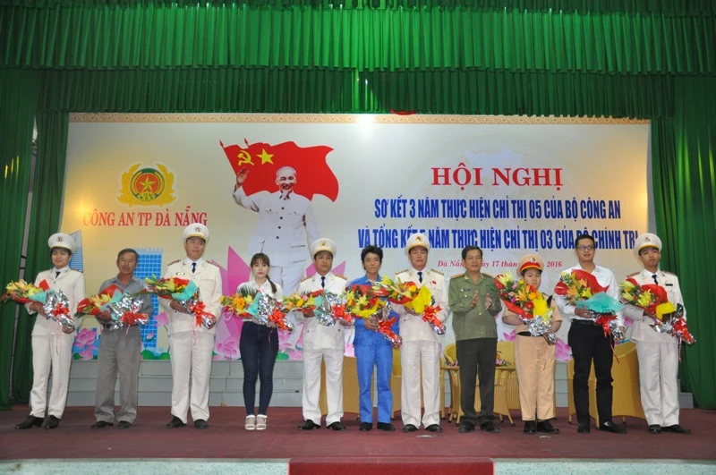 Cậu bé ung thư ở Đà Nẵng lần thứ 2 khoác áo CSGT ảnh 4