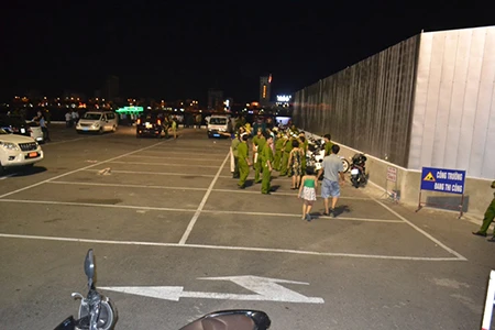 Tàu du lịch chìm trên sông Hàn: Sáng nay, ngư dân sẽ tìm 3 người mất tích ảnh 26