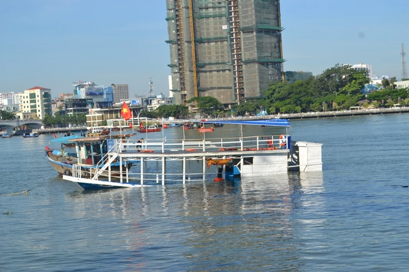 Đặc công nước lặn tìm các nạn nhân vụ chìm tàu trên sông Hàn ảnh 7