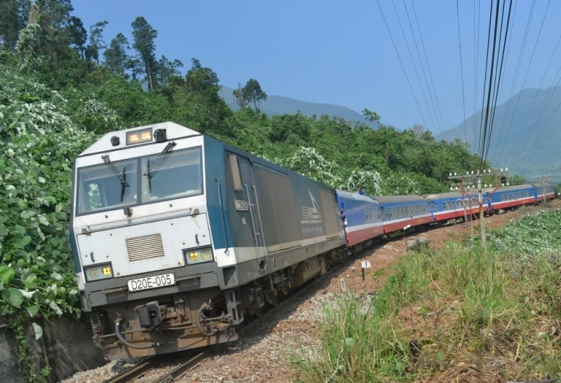 Tàu vừa qua đèo Hải Vân chạy chậm nên các đối tượng xấu dễ bu bám