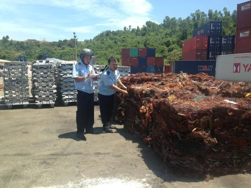 Lực lượng chức năng kiểm tra số nhôm, đồng xuất lậu
