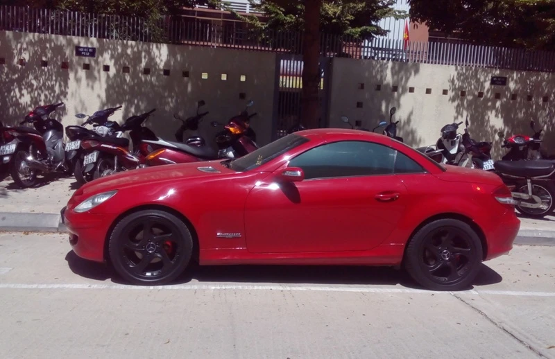 Chiếc xe Mercedes gắn biển số giả để lưu thông