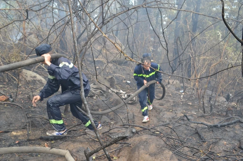 Vác đường ống dẫn nước tiếp cận đám cháy