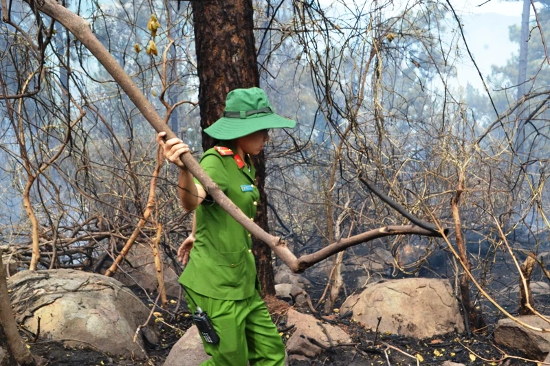 Một chiến sĩ cảnh sát PCCC nữ cũng tham gia "chiến dịch"