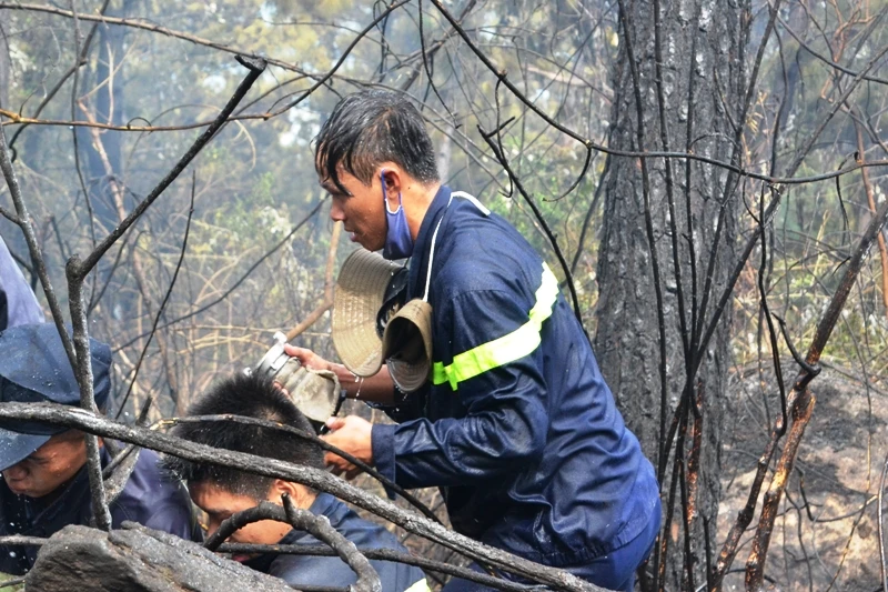 Người lính cứu hỏa ướt đẫm