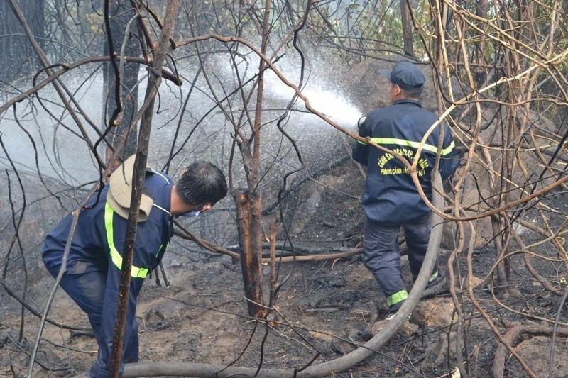 Lực lượng Cảnh sát PCCC khống chế ngọn lửa