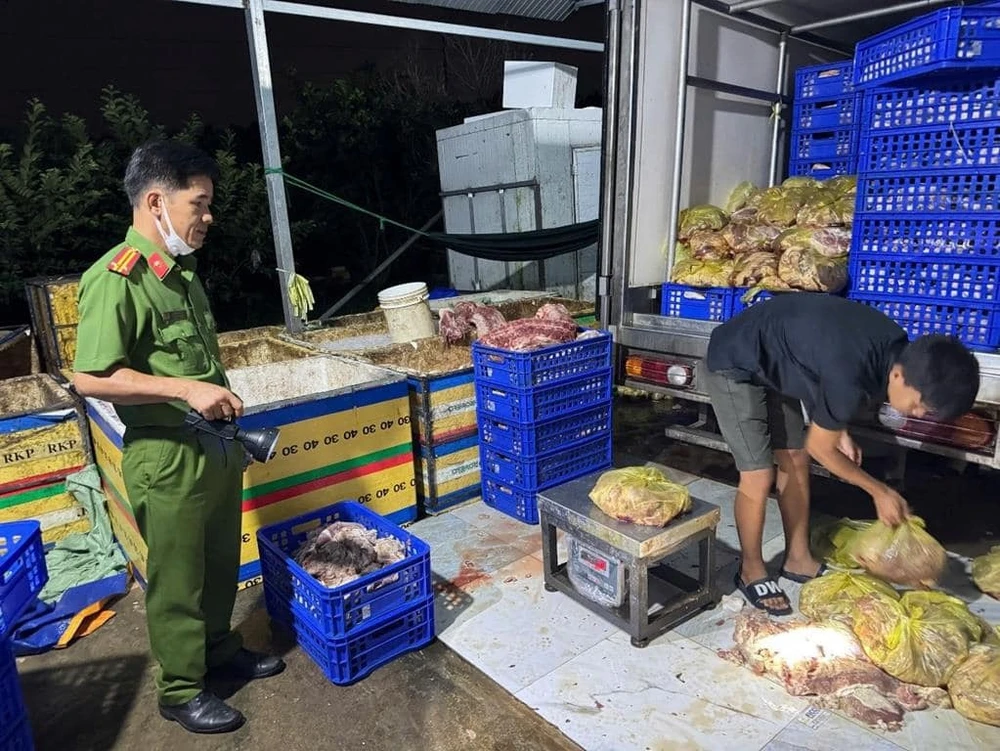 Lực lượng công an phát hiện cơ sở chế biến thịt heo chết. Ảnh: CA.