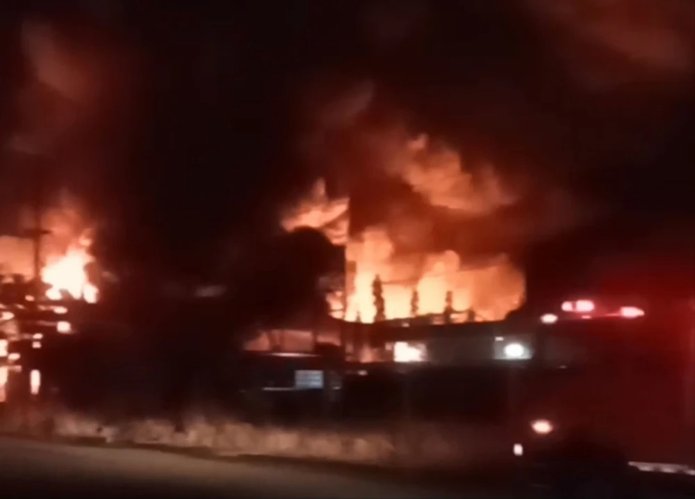 Cháy kho chứa nguyên liệu thuốc bảo vệ thực vật ở Long An