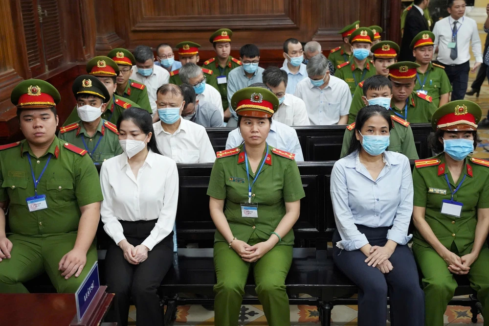 Bị cáo Mai Thị Hồng Hạnh (hàng đầu áo xanh) đưa hối lộ tổng cộng 31,5 tỉ đồng cho nhiều quan chức. Ảnh: THUẬN VĂN