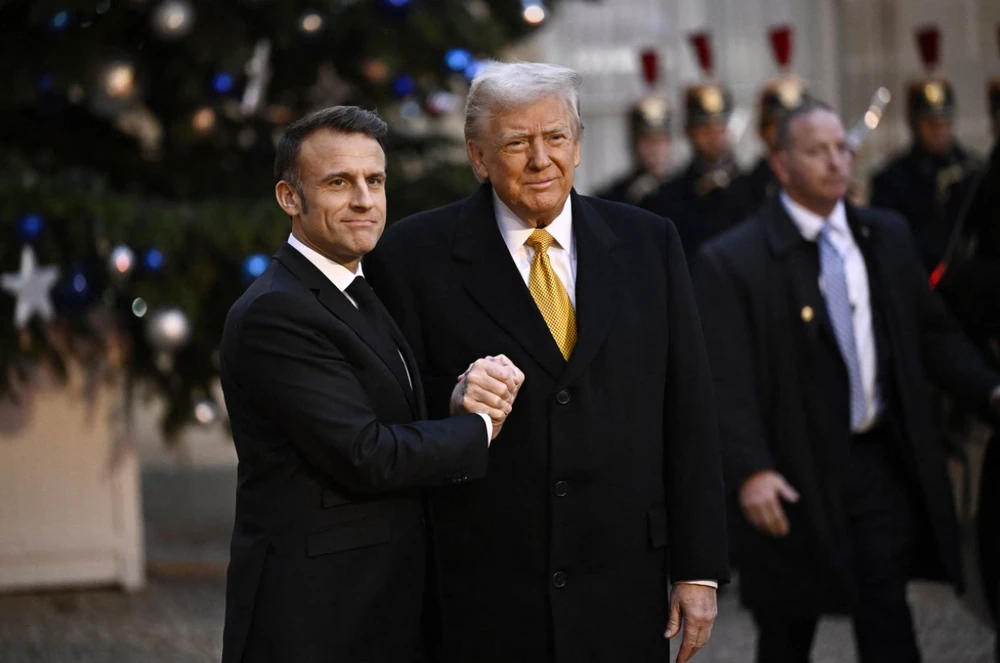 Ông Trump gặp ông Macron, dự lễ khánh thành Nhà thờ Đức Bà Paris